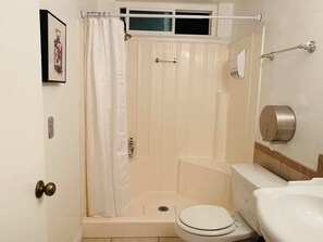 Haartrockner, Handtücher, Seife, Shampoo