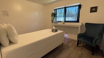 4 bedrooms, iron/ironing board, WiFi, bed sheets