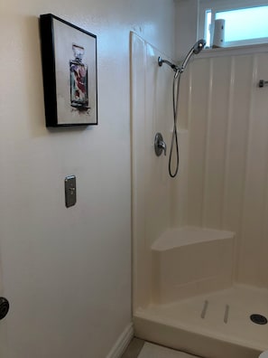 Douche, sĂšche-cheveux, serviettes fournies, savon
