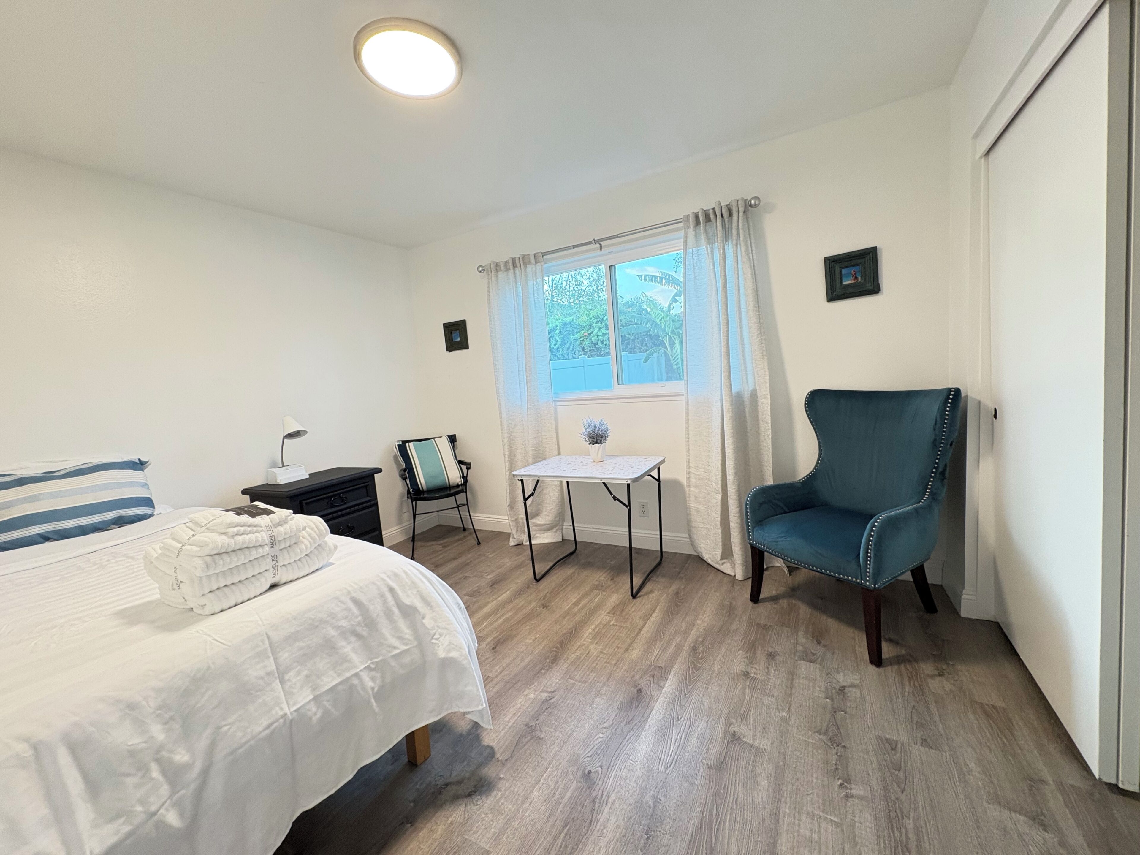 4 bedrooms, iron/ironing board, WiFi, bed sheets
