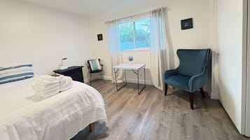 4 bedrooms, iron/ironing board, WiFi, bed sheets