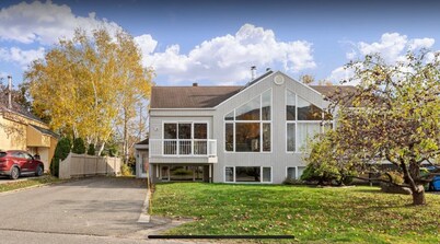 Chalet Mont Sainte Anne with superb view of the ski mountain and wood fireplace