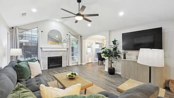 Smart TV, fireplace