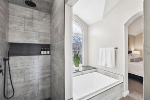 Haartrockner, Handtücher, Seife, Shampoo