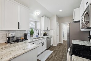 冷蔵庫、電子レンジ、オーブン、コンロ