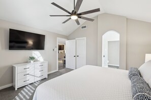 3 室のベッドルーム、デスク、アイロン / アイロン台、旅行用ベビーベッド