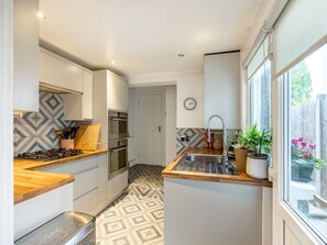 Een koelkast, een magnetron, een oven, een vaatwasser