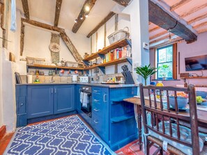 Fridge, oven, toaster, cookware/dishes/utensils - Stay in the Original Home of the Gingerbread Man! - Pass the Keys (Market Drayton)