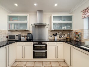 Kjøleskap, mikrobølgeovn, ovn og oppvaskmaskin