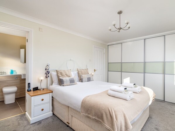 4 soverom, strykejern/-brett, wi-fi (inkludert) og sengetøy