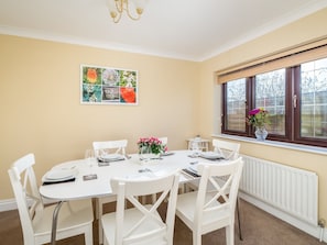 Dining - Cosy & Rural Chilterns Hideaway - Pass the Keys (Shabbington)