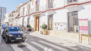 Vista de la calle de un edificio con un letrero que dice "AYUNTAMIENTO".