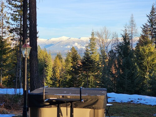  Play House Private Ozone Hot Tub, w/ BEAUTIFUL views. Quaint, Cozy, & Peaceful.