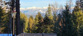 Play House Private Ozone Hot Tub, w/ BEAUTIFUL views. Quaint, Cozy, & Peaceful.