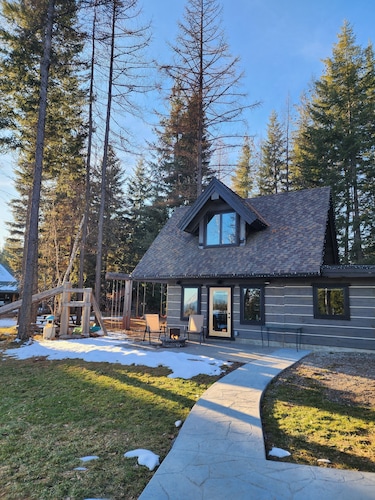  Play House, Hot Tub, w/ BEAUTIFUL views. Quaint, Cozy, & Peaceful.