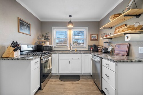 Cottage 300 yards to Oaklawn Casino!

