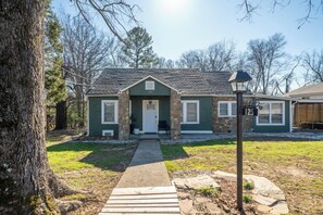 Exterior - Cottage 300 yards to Oaklawn Casino!

 (Hot Springs)