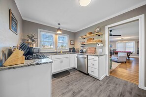 Mikrowelle, Ofen, Herdplatte, Geschirrspüler