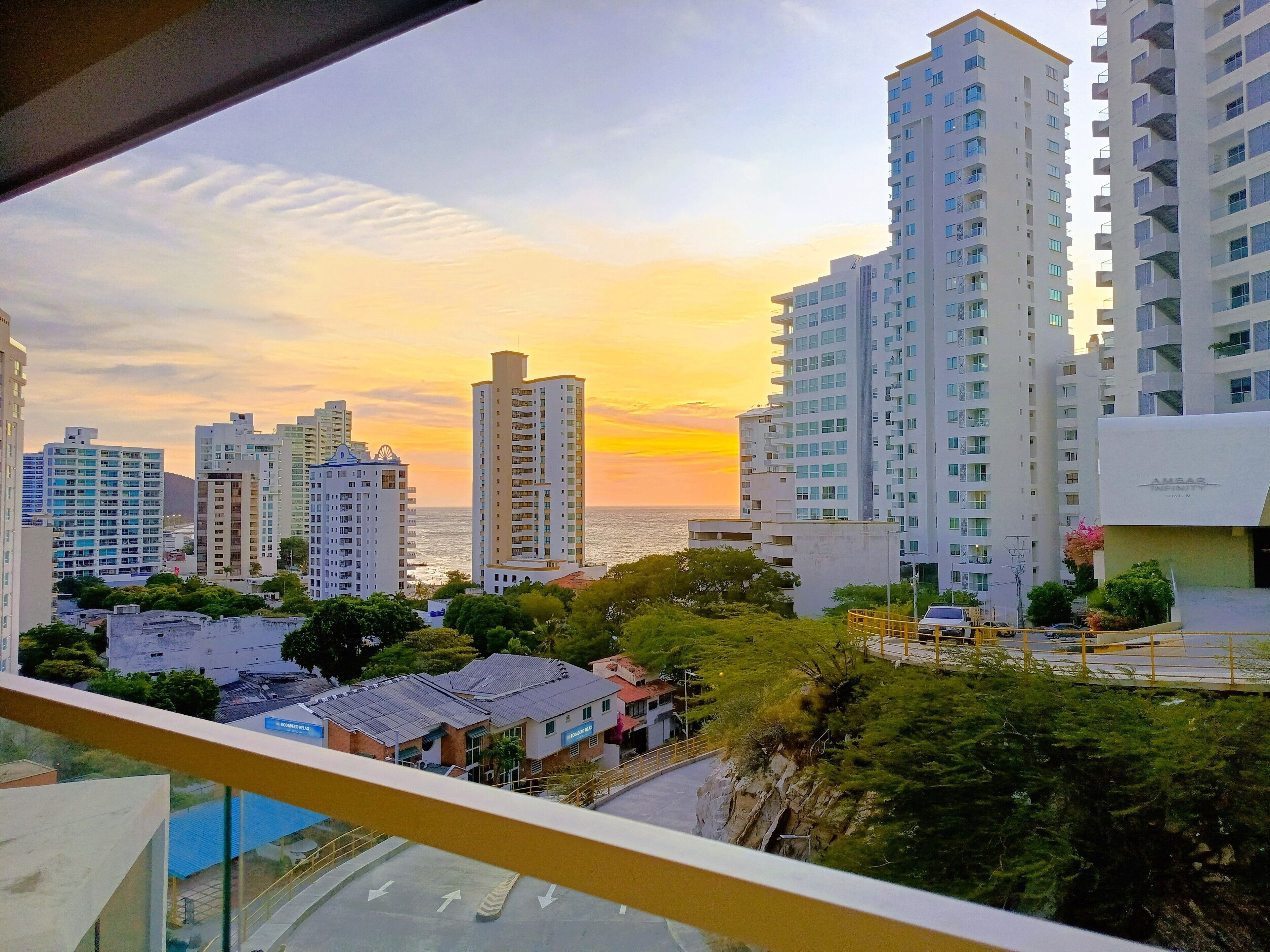 Balcón amoblado con vistas al mar/atardecer