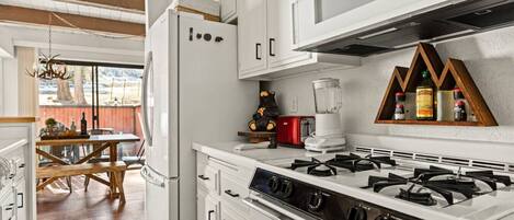 Refrigerador, microondas, horno y parrilla de estufa