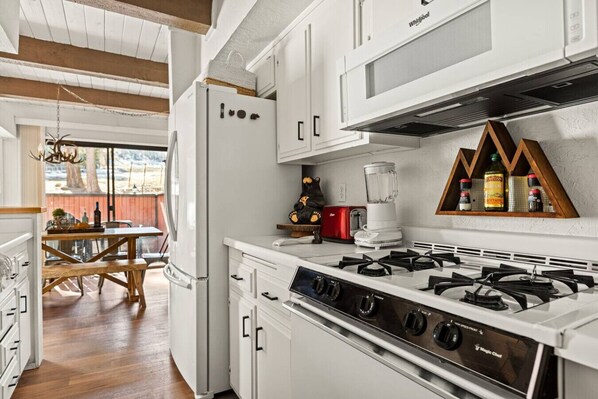 Køleskab, mikrobølgeovn, ovn, kogeplade