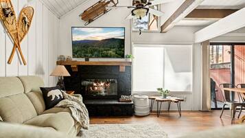 Smart TV, fireplace