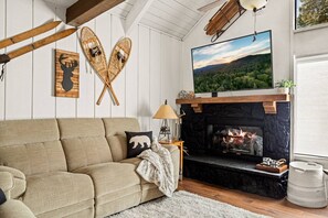 Smart TV, fireplace - Summit Slope Side + Steps 2 Slopes! (Big Bear Lake)