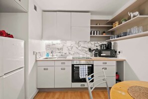 Kühlschrank, Mikrowelle, Ofen, Herdplatte