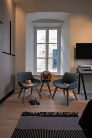 Habitación Deluxe doble, vistas a la ciudad | Minibar con artículos gratuitos, caja fuerte, escritorio