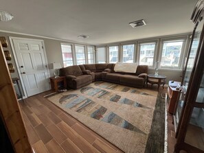 Smart TV, fireplace, table football - Waterfront Family Retreat with Dock, Kayaks & Beach Passes! (Stafford Township)