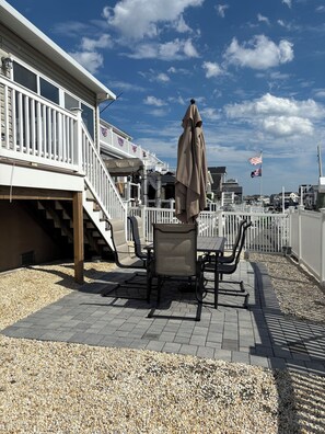 Outdoor dining - Waterfront Family Retreat with Dock, Kayaks & Beach Passes! (Stafford Township)