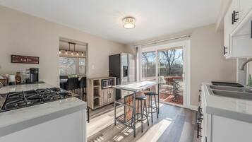 Frigorifero, microonde, forno, piano cottura