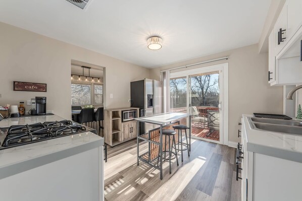 ثلاجة، ميكروويف، فرن، موقد طهي مسطح