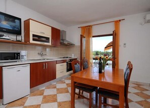 Réfrigérateur, four à micro-ondes, un four, surface de cuisson