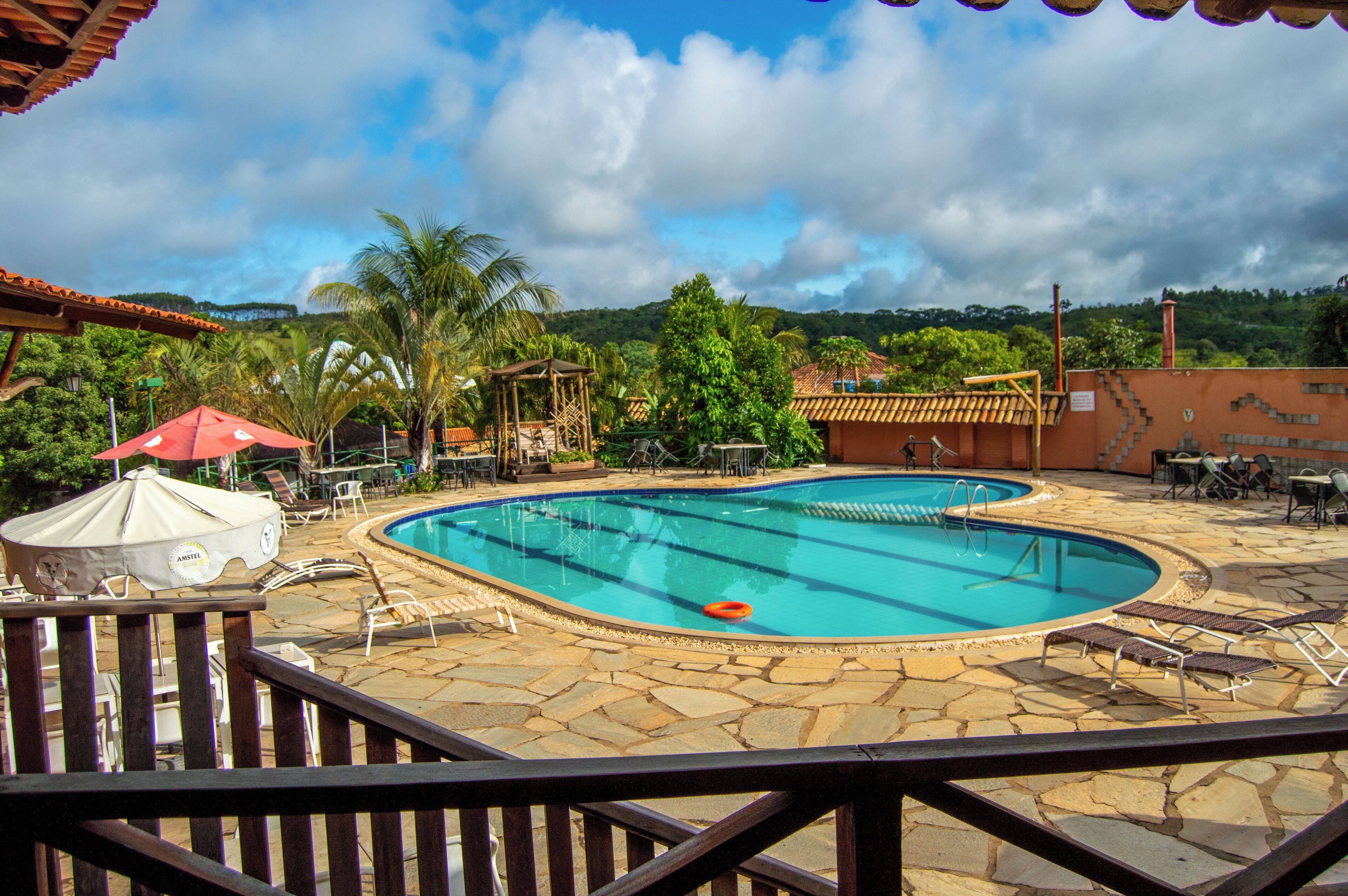 สระว่ายน้ำในร่ม เปิด 8:00 น. ถึง 22:00 น., ร่มริมสระว่ายน้ำ