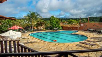 Piscine couverte, parasols de plage, chaises longues