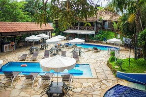 Indoor pool, open 8:00 AM to 10:00 PM, pool umbrellas, pool loungers - Vila Velluti Hotel SPA (Gama)