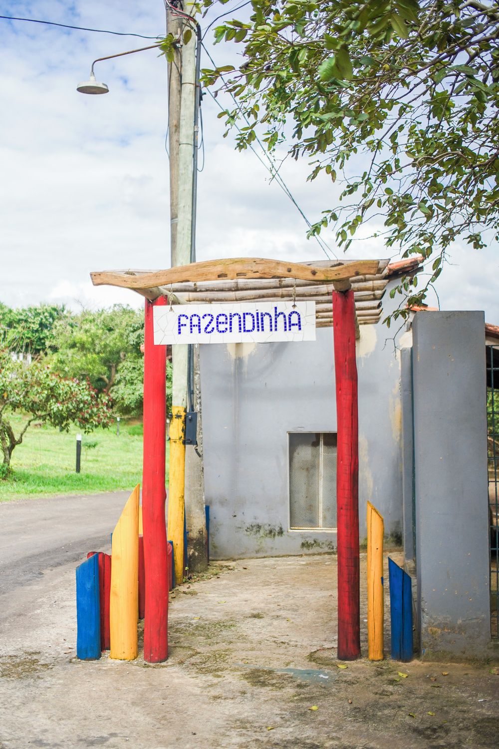 A building entrance with a sign reading "FAZENDA".
