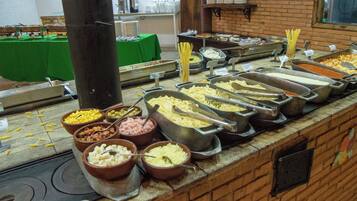 Café da manhã com buffet grátis todos os dias
