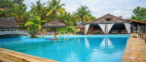 Piscina coperta, ombrelloni da piscina, lettini