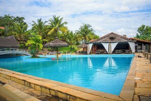 Indoor pool, open 8:00 AM to 10:00 PM, pool umbrellas, pool loungers - Vila Velluti Hotel SPA (Gama)