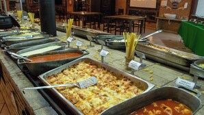 A buffet with various pasta dishes and sauces. - Vila Velluti Hotel SPA (Gama)