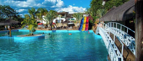 Innenpool, geöffnet von 08:00 Uhr bis 22:00 Uhr, Sonnenschirme