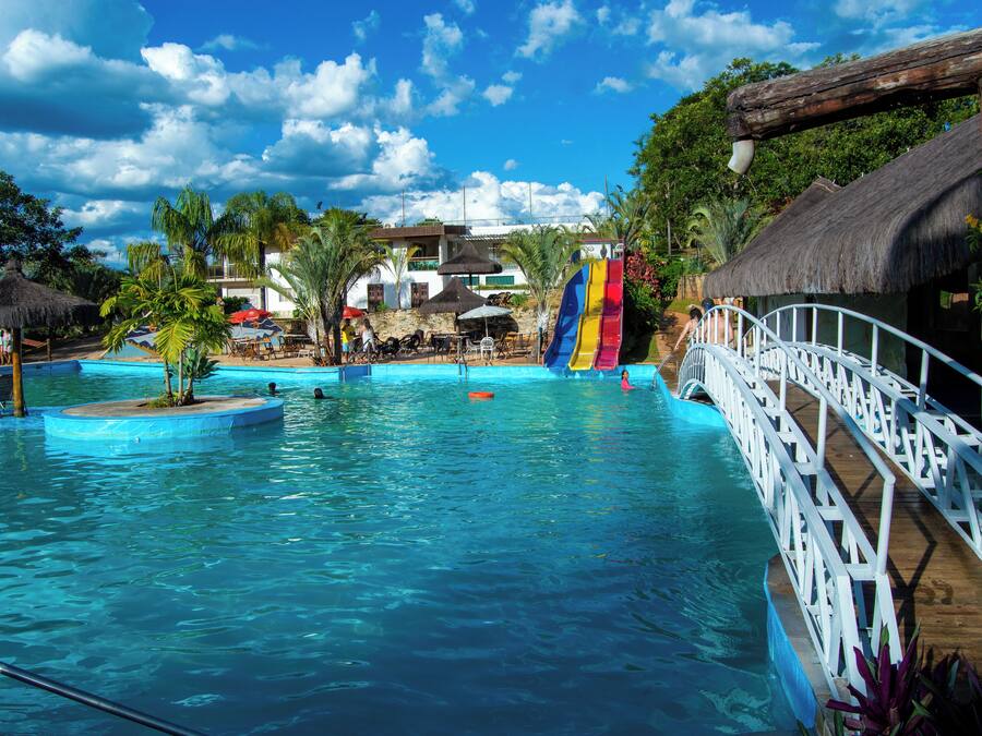 Una piscina techada, abierta desde las 08:00 hasta las 22:00, sombrillas