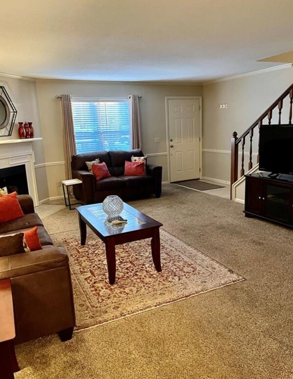 Living area - Fairfax Paradise (Tuscaloosa)