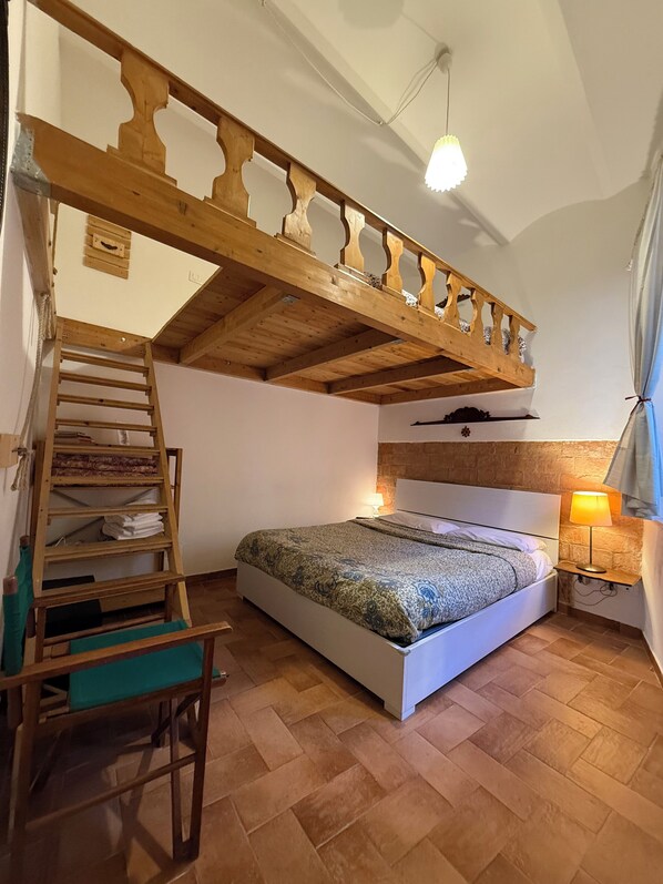 1 dormitorio, tabla de planchar con plancha, wifi y ropa de cama