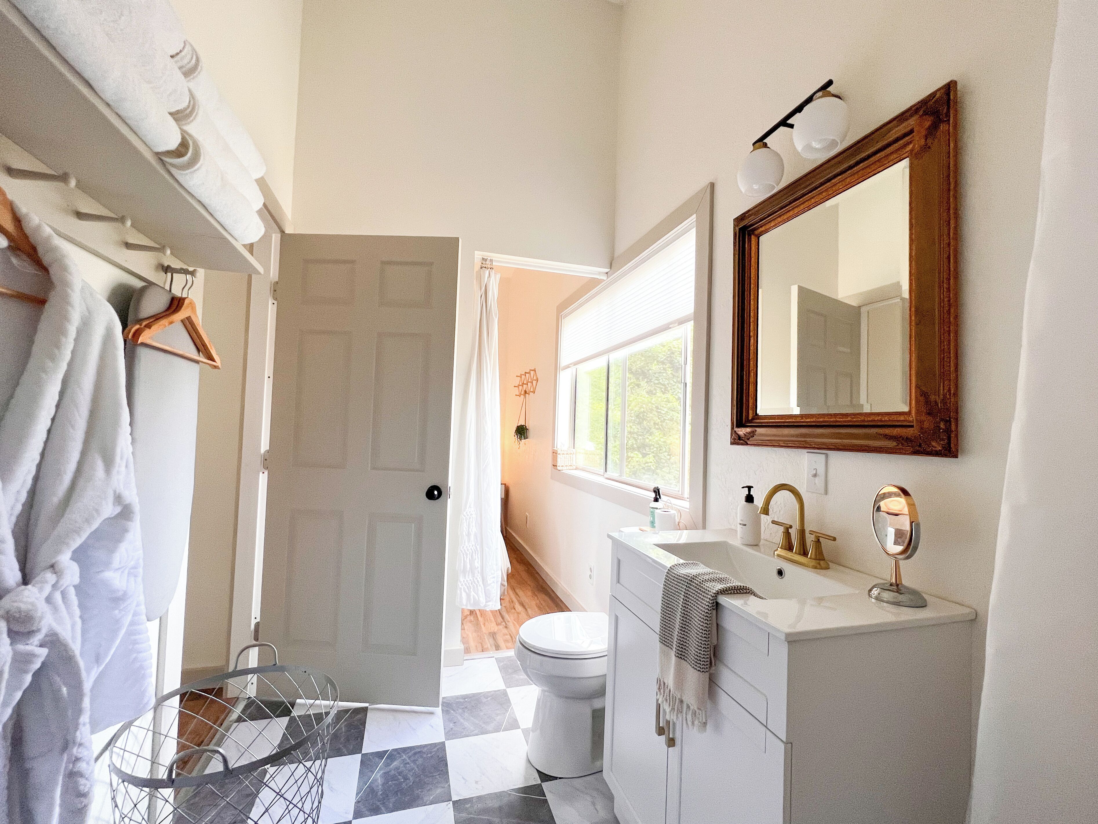 Haartrockner, Handtücher, Seife, Shampoo