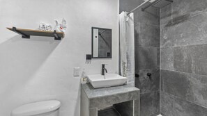 Douche, séchoir à cheveux, serviettes fournies, savon