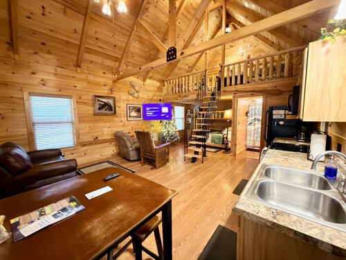 The Boathouse Bungalow • Dale Hollow Lake 1 Minute Away • Free Firewood • Pet-Friendly •