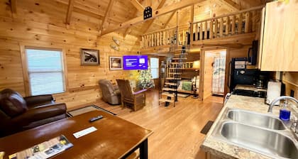 The Boathouse Bungalow • Dale Hollow Lake 1 Minute Away • Free Firewood • Pet-Friendly •